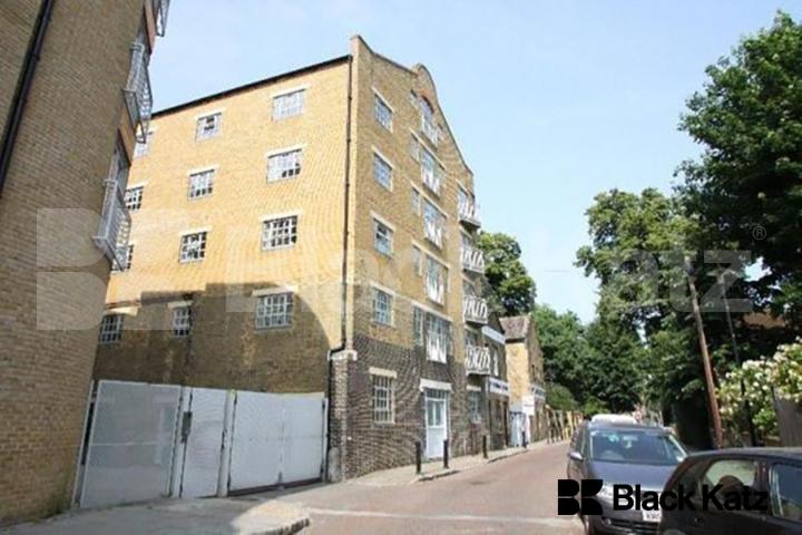  Boasting size, quality & location Bombay Court  St.Marychurch Street , Rotherhithe Village